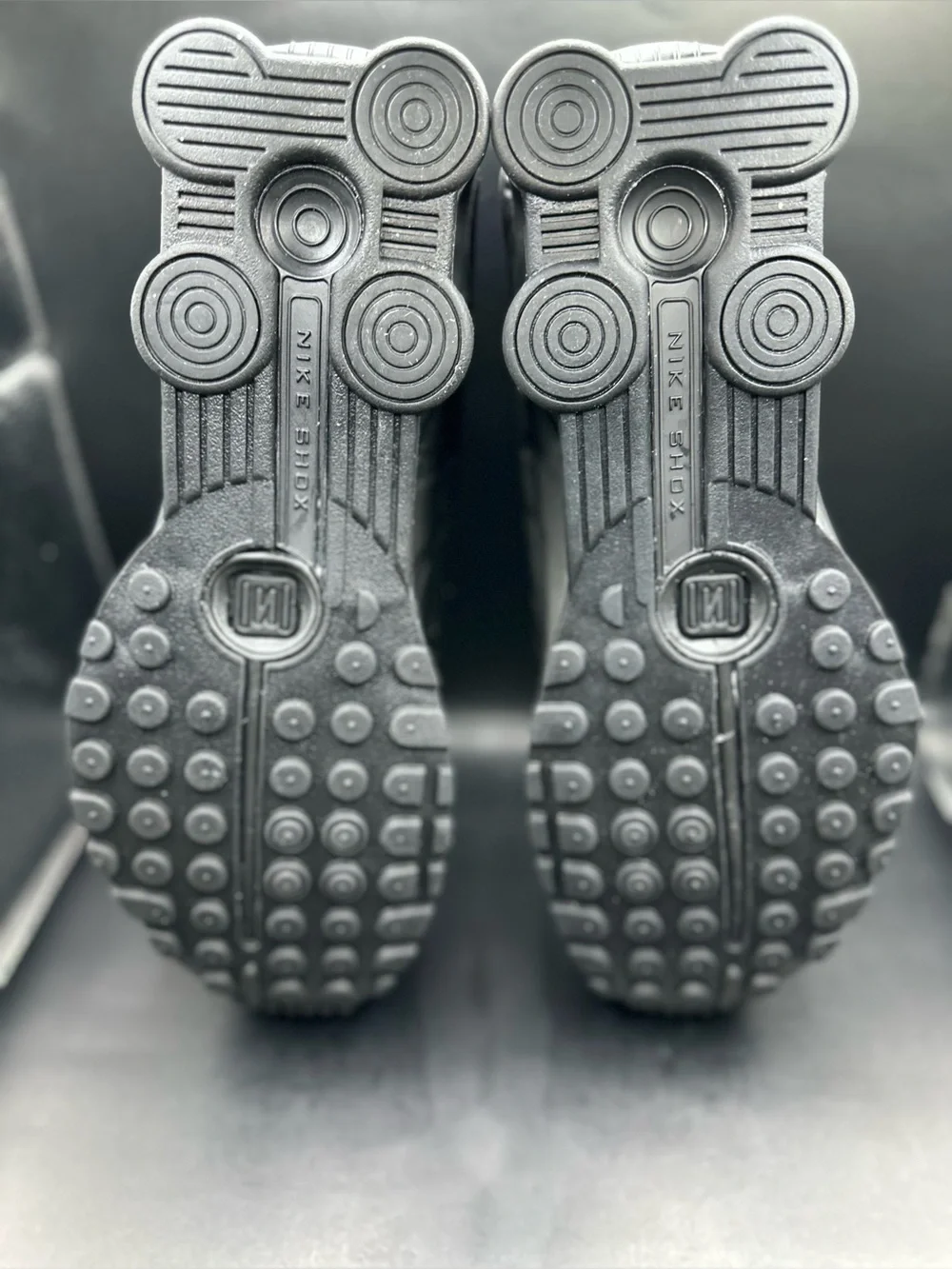Nike Shox R4 Men’s Sz 10.5 (NEW) Triple Black (NEW) HQ1988 001 (No Box Lid)